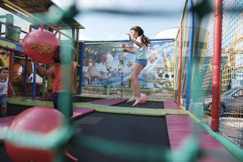 Los asistentes, como cada año, disfrutan de los puestos de comida, atracciones, lectura, exposiciones y un sinfín de iniciativas que hacen que esta sea una visita obligada edición tras edición.