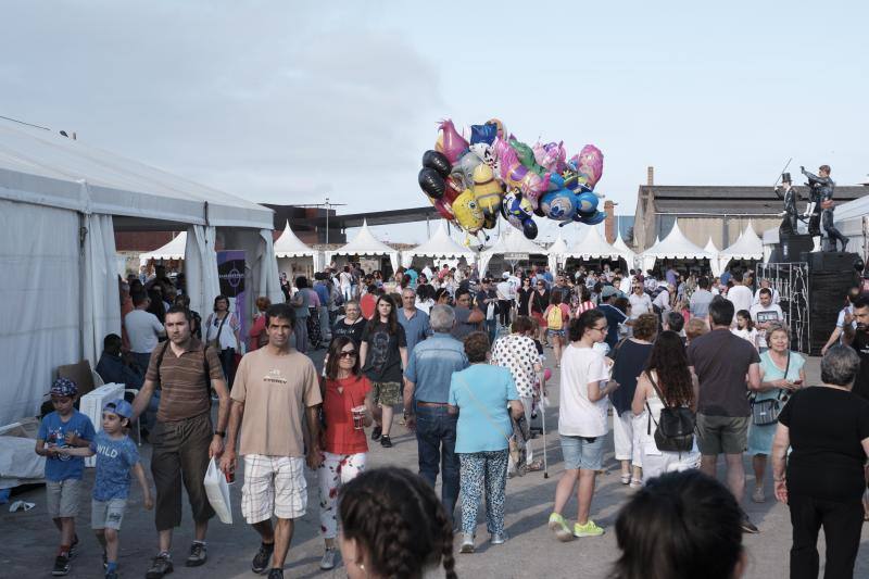 Los asistentes, como cada año, disfrutan de los puestos de comida, atracciones, lectura, exposiciones y un sinfín de iniciativas que hacen que esta sea una visita obligada edición tras edición.