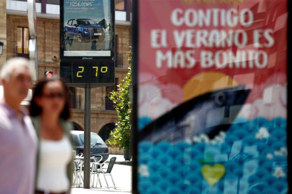 Playas llenas y terrazas a rebosar. Es la consecuencia de las altas temperaturas que se registran en Asturias, donde la elevada humedad aumenta la sensación de bochorno.