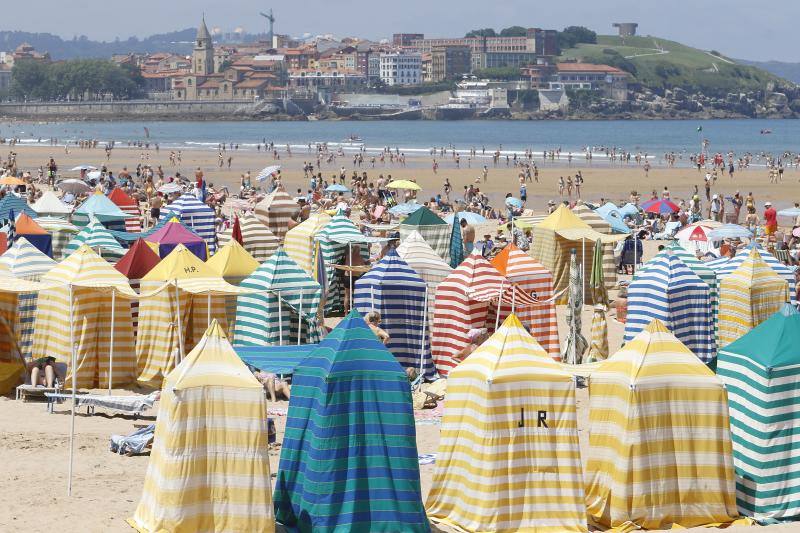 Playas llenas y terrazas a rebosar. Es la consecuencia de las altas temperaturas que se registran en Asturias, donde la elevada humedad aumenta la sensación de bochorno.