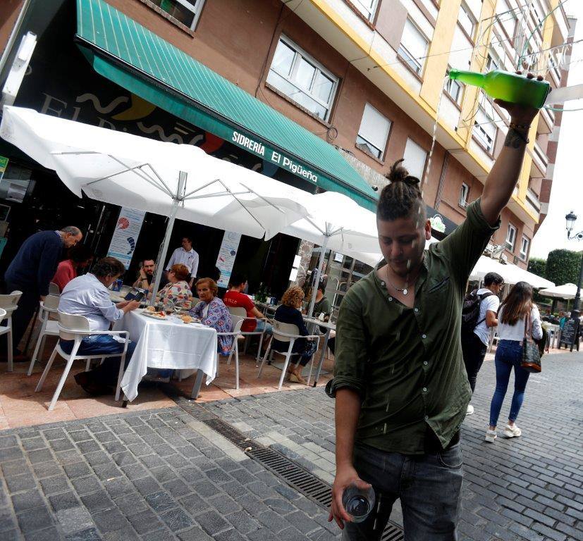 Playas llenas y terrazas a rebosar. Es la consecuencia de las altas temperaturas que se registran en Asturias, donde la elevada humedad aumenta la sensación de bochorno.