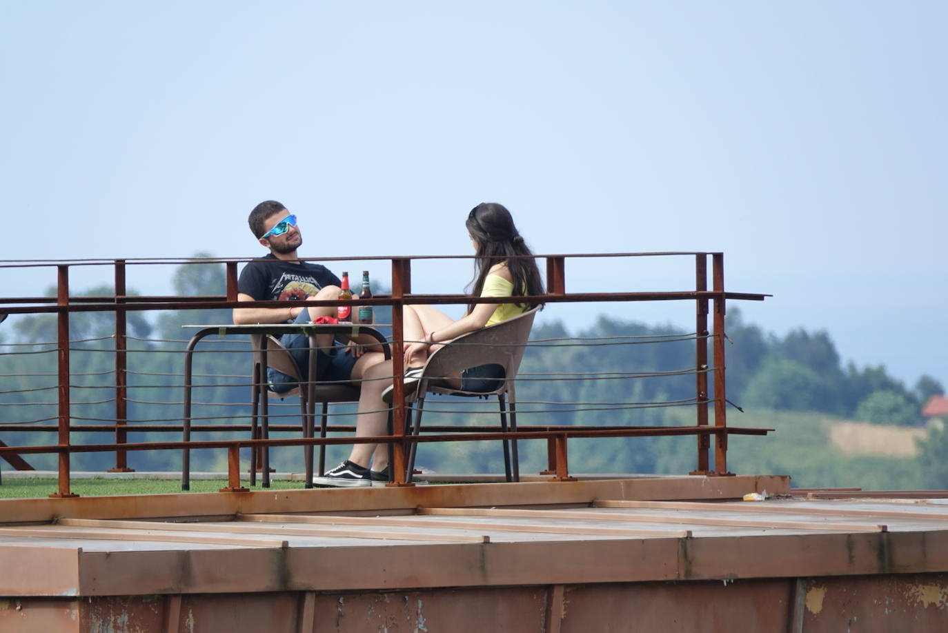 Playas llenas y terrazas a rebosar. Es la consecuencia de las altas temperaturas que se registran en Asturias, donde la elevada humedad aumenta la sensación de bochorno.