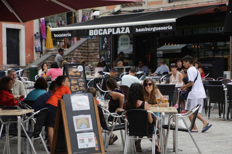 Playas llenas y terrazas a rebosar. Es la consecuencia de las altas temperaturas que se registran en Asturias, donde la elevada humedad aumenta la sensación de bochorno.