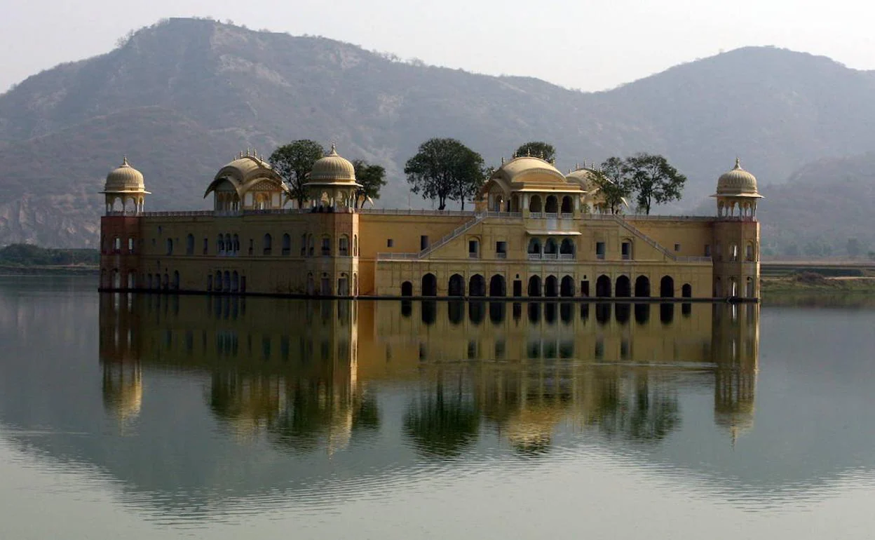 El edificio Jal Mahal, también conocido como 'Palacio del Agua', en Jaipur (India).