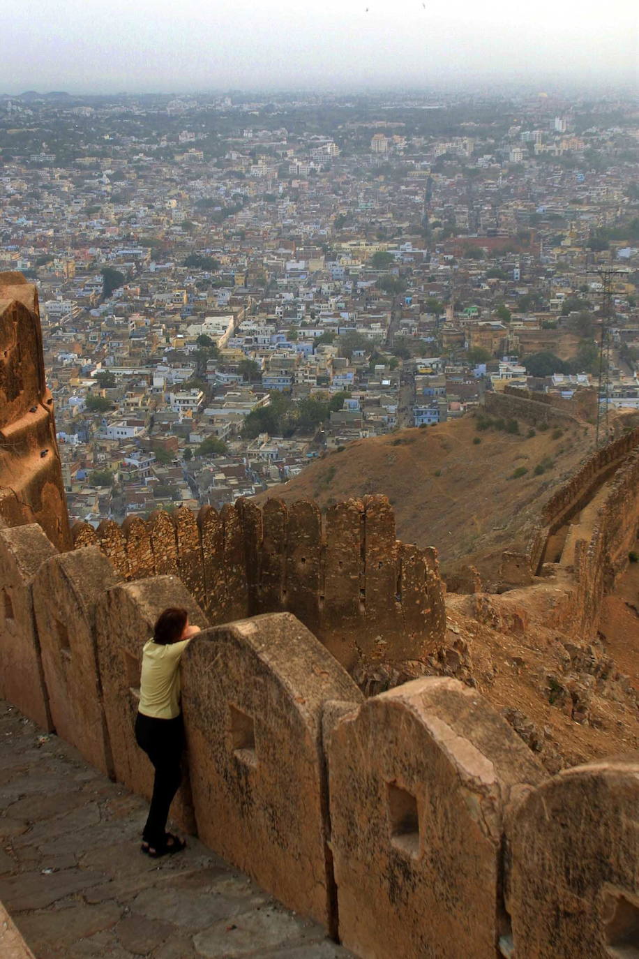 La Unesco ha declarado Patrimonio Mundial la ciudad india de Jaipur. Ubicada en el estado de Rajastán, es conocida por su planificación urbana del siglo XVIII y sus iconos arquitectónicos de Rajput-Mogol que incluyen monumentos como el Palacio de la Ciudad, Hawa Mahal y el sitio de Patrimonio Mundial de Jantar Mantar. Confinada en un área de 2 kilómetros cuadrados dentro de una muralla bien definida y nueve puertas, la ciudad tiene una arquitectura magnífica y es una de las ciudades planificadas más famosas de la India.