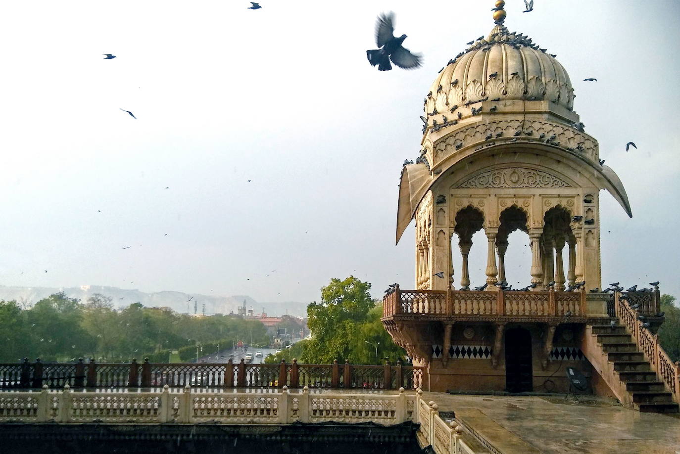 La Unesco ha declarado Patrimonio Mundial la ciudad india de Jaipur. Ubicada en el estado de Rajastán, es conocida por su planificación urbana del siglo XVIII y sus iconos arquitectónicos de Rajput-Mogol que incluyen monumentos como el Palacio de la Ciudad, Hawa Mahal y el sitio de Patrimonio Mundial de Jantar Mantar. Confinada en un área de 2 kilómetros cuadrados dentro de una muralla bien definida y nueve puertas, la ciudad tiene una arquitectura magnífica y es una de las ciudades planificadas más famosas de la India.