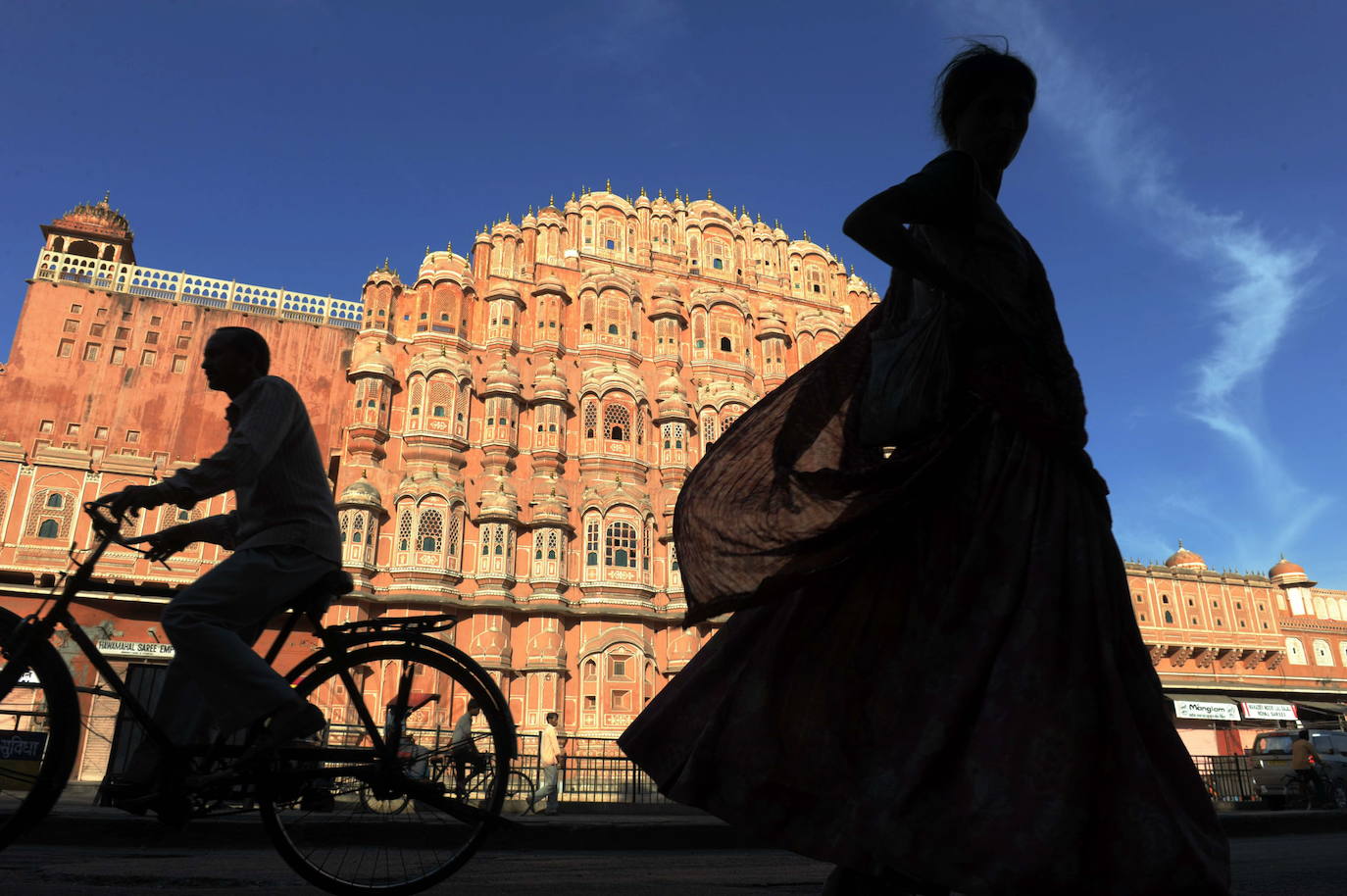 La Unesco ha declarado Patrimonio Mundial la ciudad india de Jaipur. Ubicada en el estado de Rajastán, es conocida por su planificación urbana del siglo XVIII y sus iconos arquitectónicos de Rajput-Mogol que incluyen monumentos como el Palacio de la Ciudad, Hawa Mahal y el sitio de Patrimonio Mundial de Jantar Mantar. Confinada en un área de 2 kilómetros cuadrados dentro de una muralla bien definida y nueve puertas, la ciudad tiene una arquitectura magnífica y es una de las ciudades planificadas más famosas de la India.