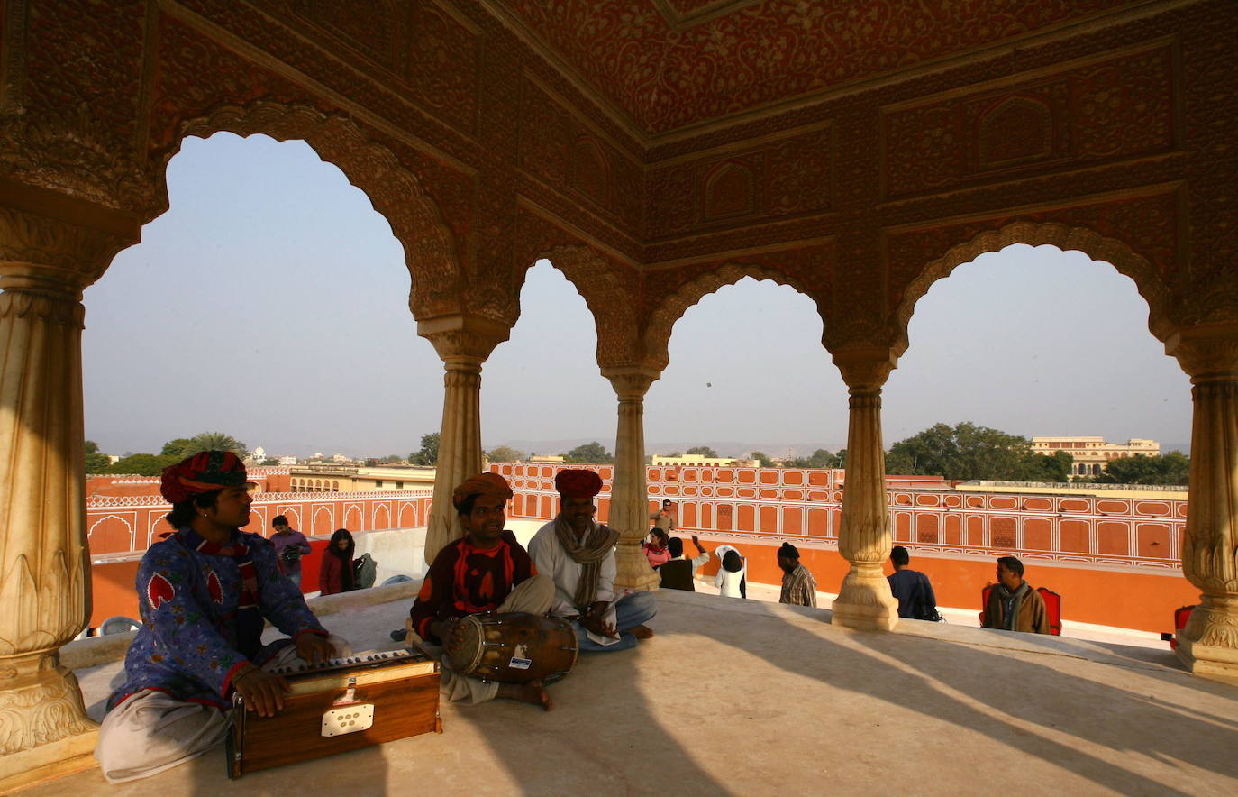 La Unesco ha declarado Patrimonio Mundial la ciudad india de Jaipur. Ubicada en el estado de Rajastán, es conocida por su planificación urbana del siglo XVIII y sus iconos arquitectónicos de Rajput-Mogol que incluyen monumentos como el Palacio de la Ciudad, Hawa Mahal y el sitio de Patrimonio Mundial de Jantar Mantar. Confinada en un área de 2 kilómetros cuadrados dentro de una muralla bien definida y nueve puertas, la ciudad tiene una arquitectura magnífica y es una de las ciudades planificadas más famosas de la India.