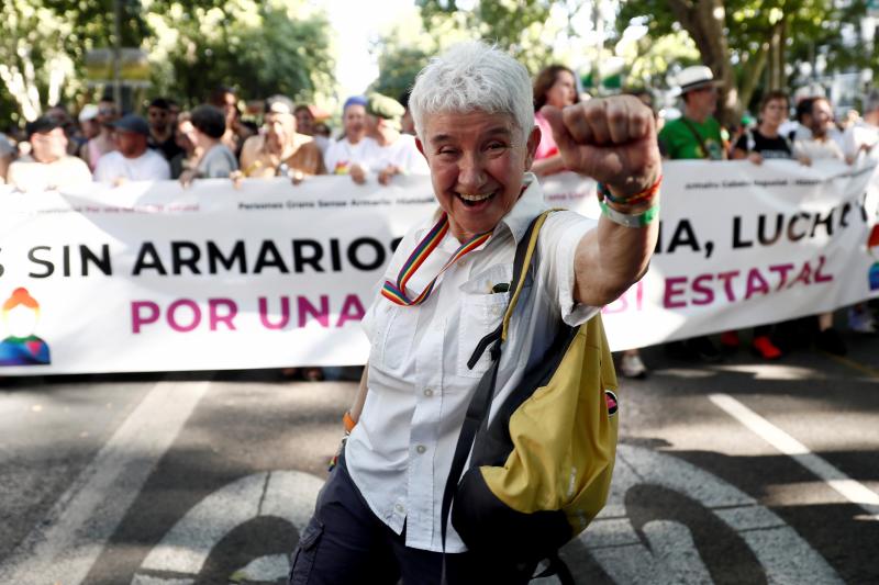 Miles de personas han participado en la manifestación del Orgullo LGTBI en Madrid, una cita reivindicativa y festiva que este año ha rendido homenaje a los pioneros del movimiento.