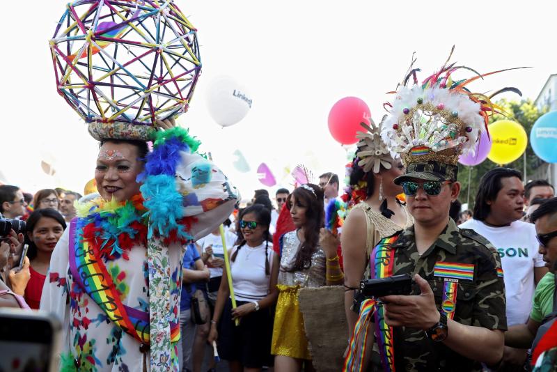 Miles de personas han participado en la manifestación del Orgullo LGTBI en Madrid, una cita reivindicativa y festiva que este año ha rendido homenaje a los pioneros del movimiento.