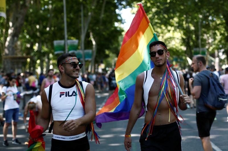 Miles de personas han participado en la manifestación del Orgullo LGTBI en Madrid, una cita reivindicativa y festiva que este año ha rendido homenaje a los pioneros del movimiento.