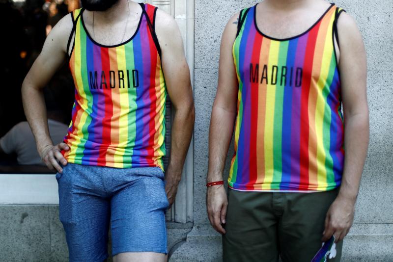 Miles de personas han participado en la manifestación del Orgullo LGTBI en Madrid, una cita reivindicativa y festiva que este año ha rendido homenaje a los pioneros del movimiento.