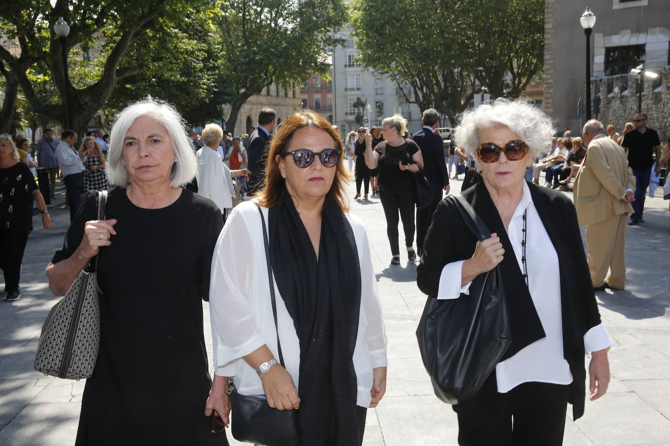 Numerosos representantes de la política y la cultura, así como centenares de amigos y seguidores del actor Arturo Fernández han arropado a su familia en el funeral que se oficia en la iglesia de San Pedro de Gijón, donde el féretro con los restos mortales del intérprete ha sido recibido entre aplausos.