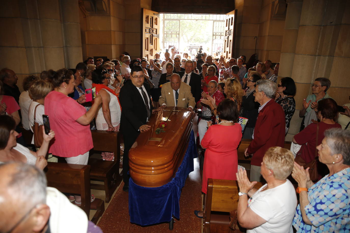 Numerosos representantes de la política y la cultura, así como centenares de amigos y seguidores del actor Arturo Fernández han arropado a su familia en el funeral que se oficia en la iglesia de San Pedro de Gijón, donde el féretro con los restos mortales del intérprete ha sido recibido entre aplausos.