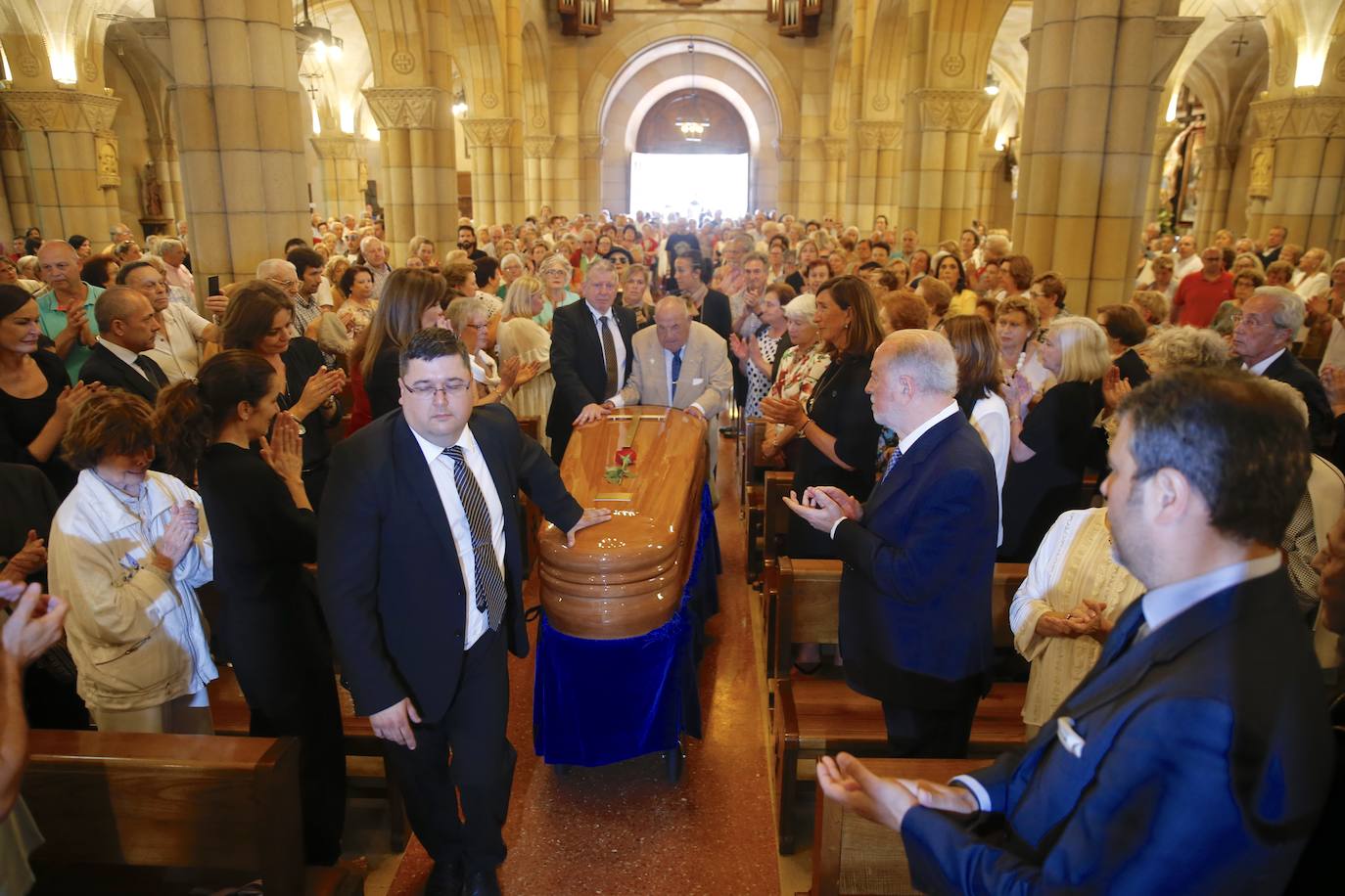 Numerosos representantes de la política y la cultura, así como centenares de amigos y seguidores del actor Arturo Fernández han arropado a su familia en el funeral que se oficia en la iglesia de San Pedro de Gijón, donde el féretro con los restos mortales del intérprete ha sido recibido entre aplausos.