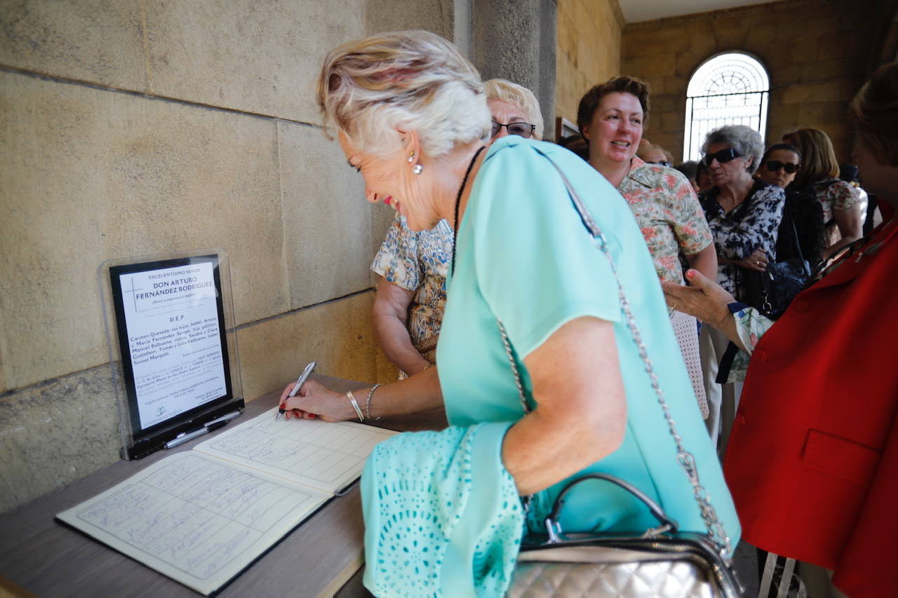 Numerosos representantes de la política y la cultura, así como centenares de amigos y seguidores del actor Arturo Fernández han arropado a su familia en el funeral que se oficia en la iglesia de San Pedro de Gijón, donde el féretro con los restos mortales del intérprete ha sido recibido entre aplausos.