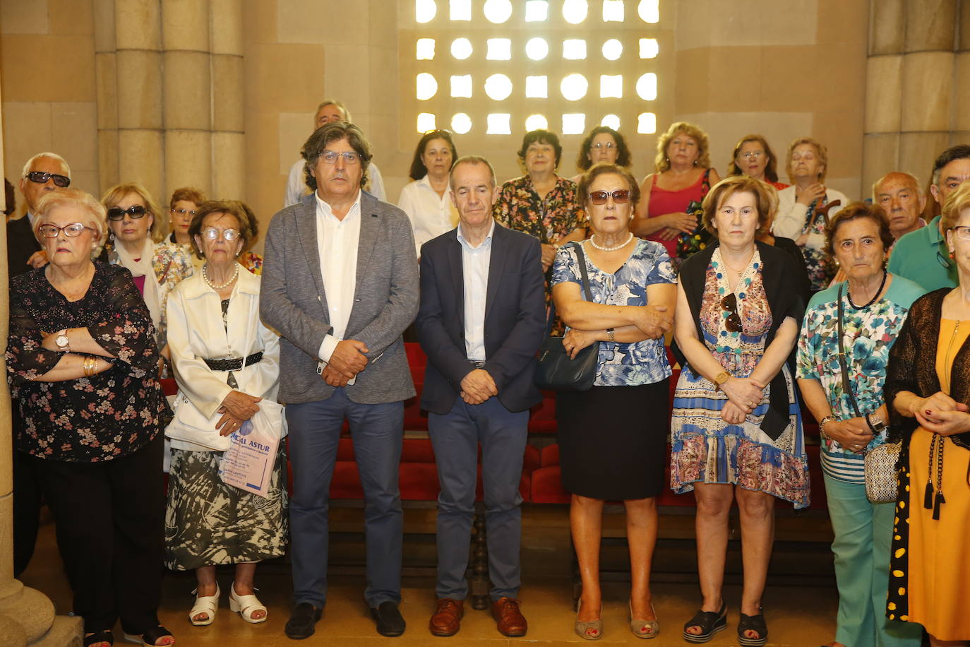 Numerosos representantes de la política y la cultura, así como centenares de amigos y seguidores del actor Arturo Fernández han arropado a su familia en el funeral que se oficia en la iglesia de San Pedro de Gijón, donde el féretro con los restos mortales del intérprete ha sido recibido entre aplausos.