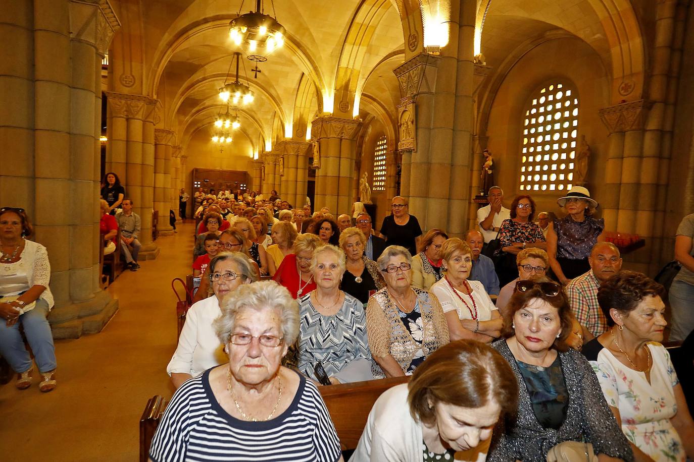 Numerosos representantes de la política y la cultura, así como centenares de amigos y seguidores del actor Arturo Fernández han arropado a su familia en el funeral que se oficia en la iglesia de San Pedro de Gijón, donde el féretro con los restos mortales del intérprete ha sido recibido entre aplausos.