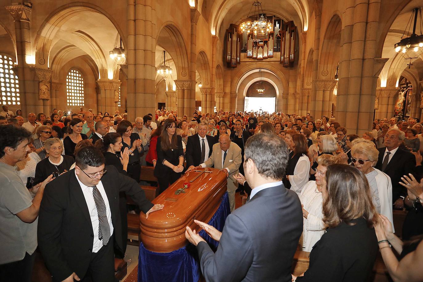 Numerosos representantes de la política y la cultura, así como centenares de amigos y seguidores del actor Arturo Fernández han arropado a su familia en el funeral que se oficia en la iglesia de San Pedro de Gijón, donde el féretro con los restos mortales del intérprete ha sido recibido entre aplausos.