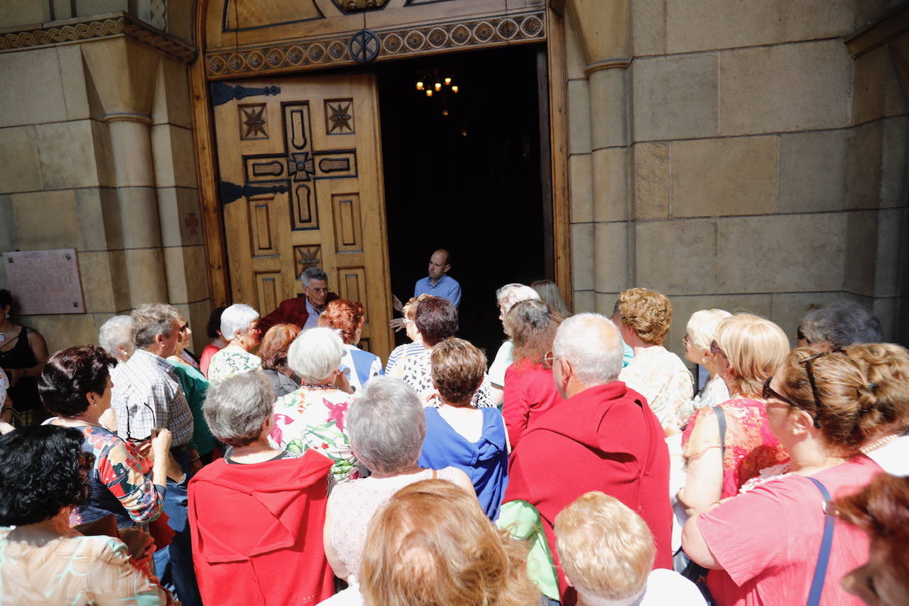 Numerosos representantes de la política y la cultura, así como centenares de amigos y seguidores del actor Arturo Fernández han arropado a su familia en el funeral que se oficia en la iglesia de San Pedro de Gijón, donde el féretro con los restos mortales del intérprete ha sido recibido entre aplausos.