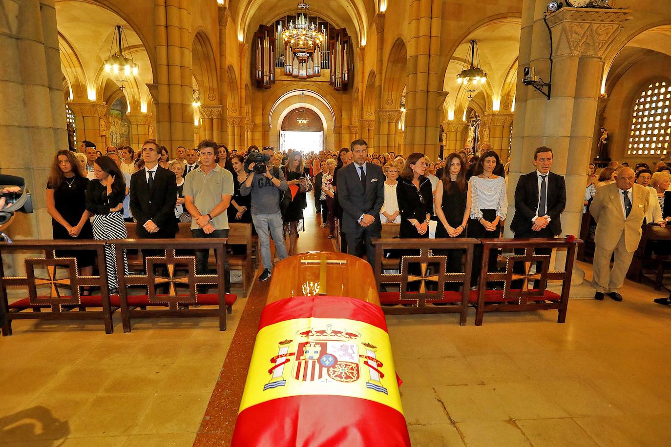 Numerosos representantes de la política y la cultura, así como centenares de amigos y seguidores del actor Arturo Fernández han arropado a su familia en el funeral que se oficia en la iglesia de San Pedro de Gijón, donde el féretro con los restos mortales del intérprete ha sido recibido entre aplausos.