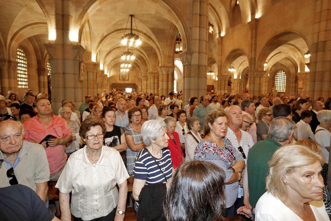 Numerosos representantes de la política y la cultura, así como centenares de amigos y seguidores del actor Arturo Fernández han arropado a su familia en el funeral que se oficia en la iglesia de San Pedro de Gijón, donde el féretro con los restos mortales del intérprete ha sido recibido entre aplausos.