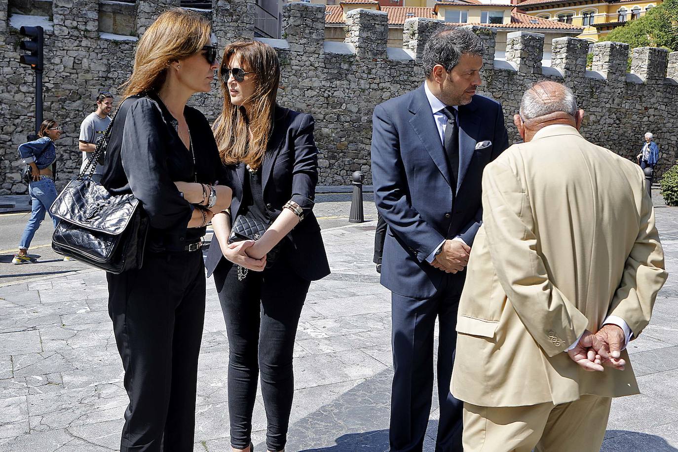 Numerosos representantes de la política y la cultura, así como centenares de amigos y seguidores del actor Arturo Fernández han arropado a su familia en el funeral que se oficia en la iglesia de San Pedro de Gijón, donde el féretro con los restos mortales del intérprete ha sido recibido entre aplausos.