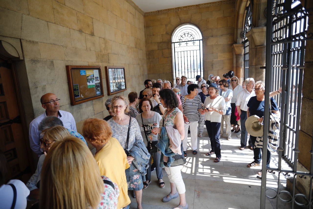 Numerosos representantes de la política y la cultura, así como centenares de amigos y seguidores del actor Arturo Fernández han arropado a su familia en el funeral que se oficia en la iglesia de San Pedro de Gijón, donde el féretro con los restos mortales del intérprete ha sido recibido entre aplausos.