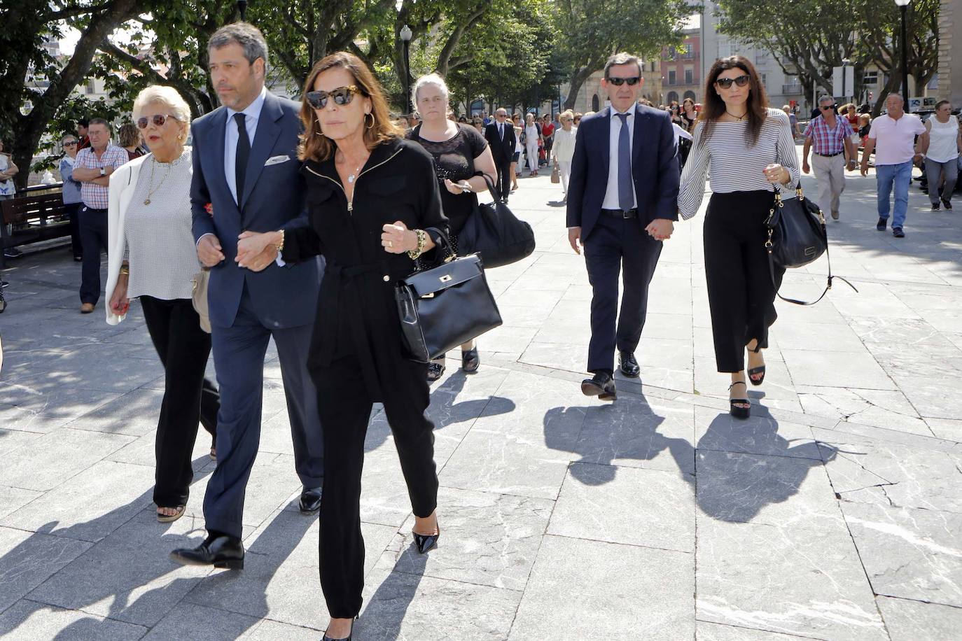 Numerosos representantes de la política y la cultura, así como centenares de amigos y seguidores del actor Arturo Fernández han arropado a su familia en el funeral que se oficia en la iglesia de San Pedro de Gijón, donde el féretro con los restos mortales del intérprete ha sido recibido entre aplausos.