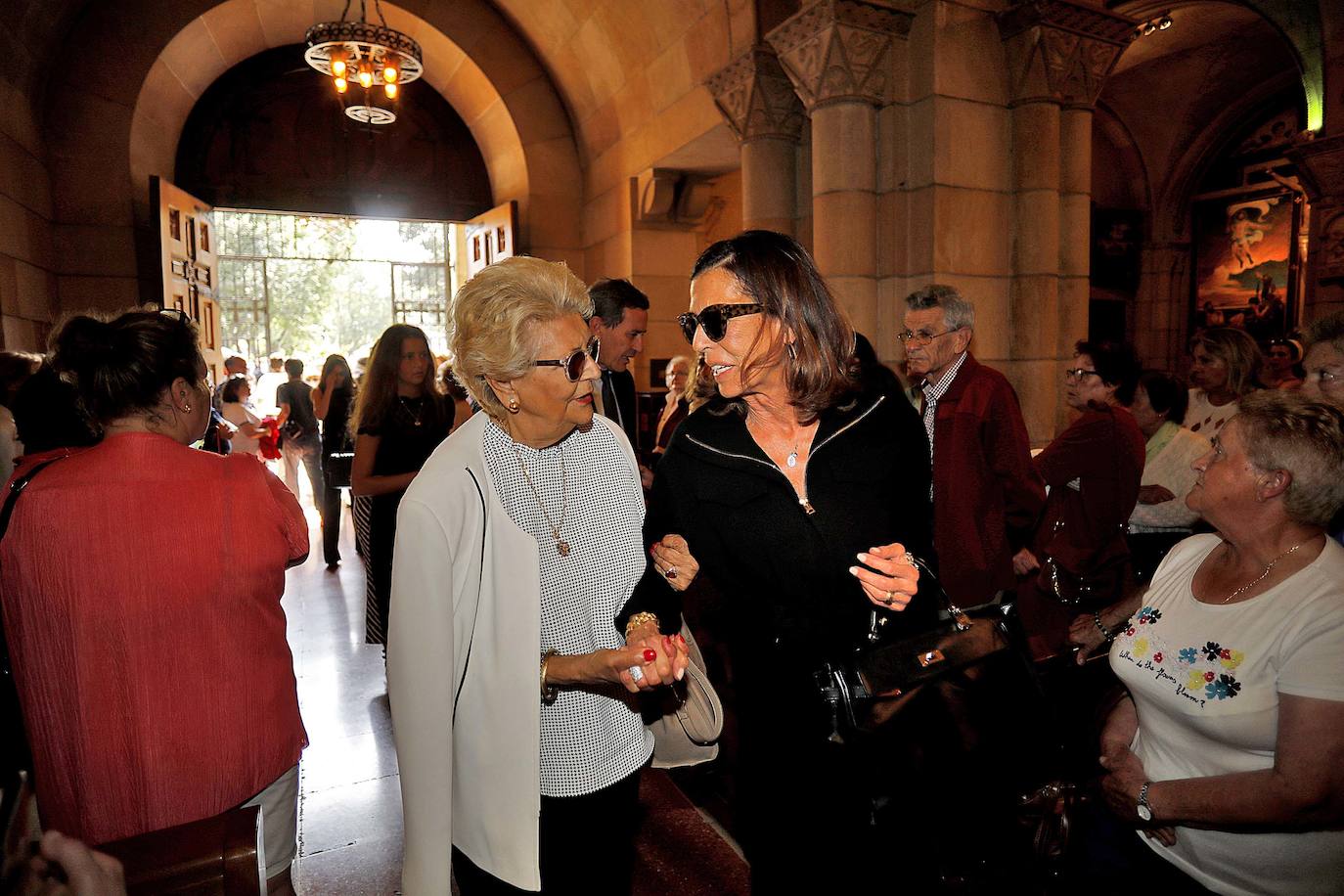 Numerosos representantes de la política y la cultura, así como centenares de amigos y seguidores del actor Arturo Fernández han arropado a su familia en el funeral que se oficia en la iglesia de San Pedro de Gijón, donde el féretro con los restos mortales del intérprete ha sido recibido entre aplausos.