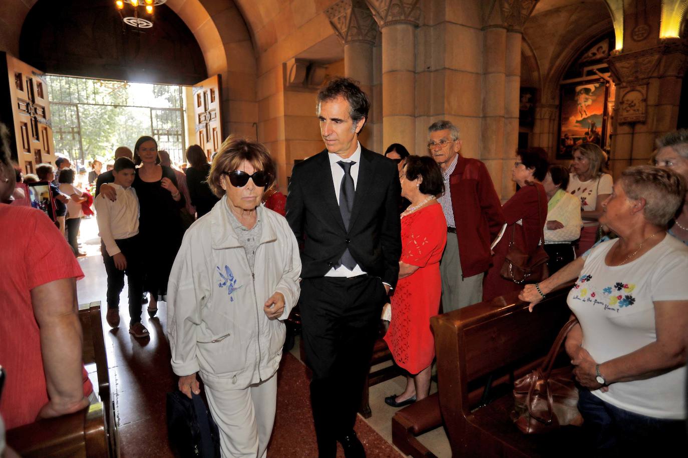 Numerosos representantes de la política y la cultura, así como centenares de amigos y seguidores del actor Arturo Fernández han arropado a su familia en el funeral que se oficia en la iglesia de San Pedro de Gijón, donde el féretro con los restos mortales del intérprete ha sido recibido entre aplausos.