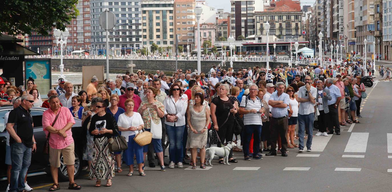 Numerosos representantes de la política y la cultura, así como centenares de amigos y seguidores del actor Arturo Fernández han arropado a su familia en el funeral que se oficia en la iglesia de San Pedro de Gijón, donde el féretro con los restos mortales del intérprete ha sido recibido entre aplausos.