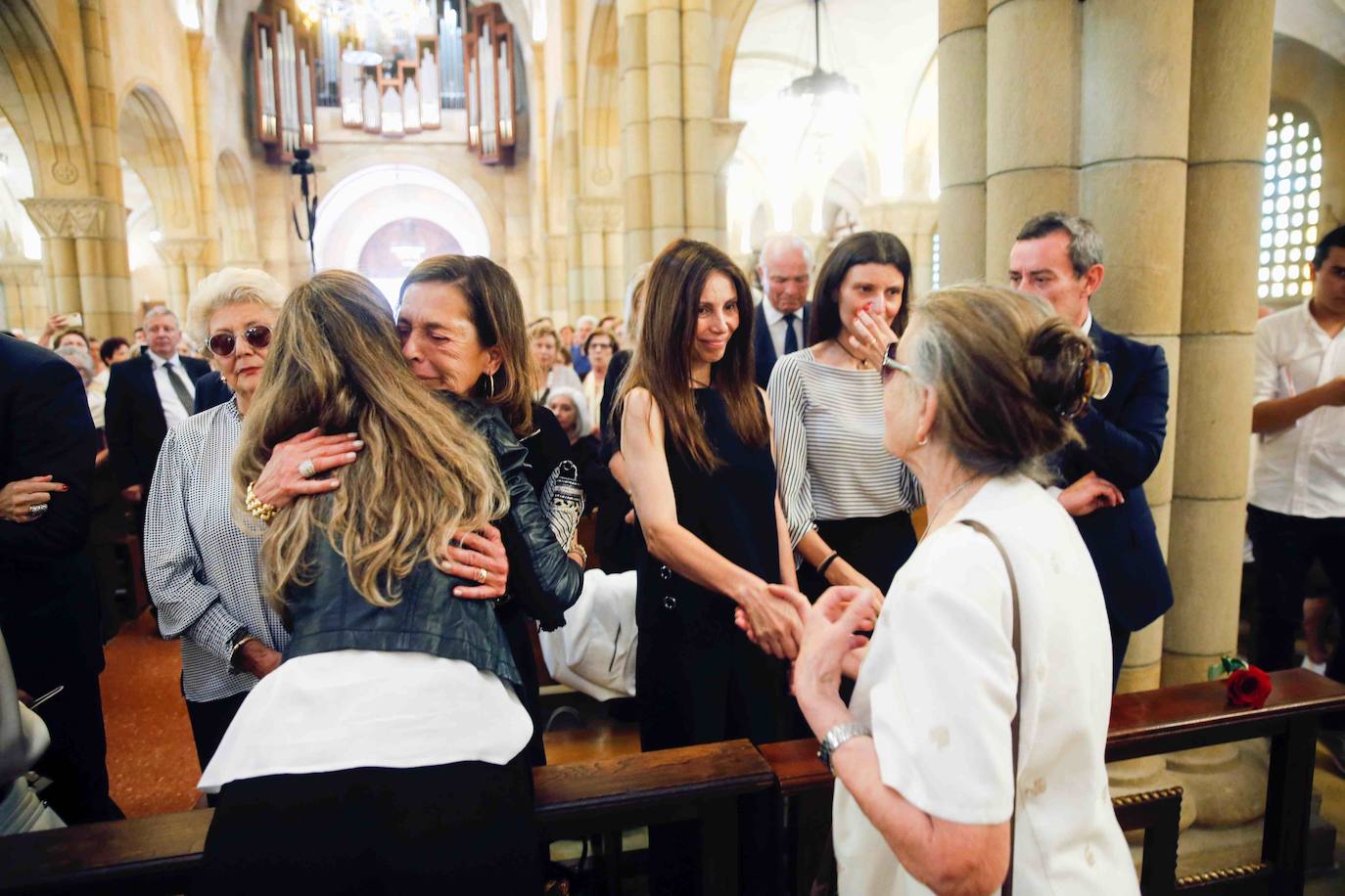 Numerosos representantes de la política y la cultura, así como centenares de amigos y seguidores del actor Arturo Fernández han arropado a su familia en el funeral que se oficia en la iglesia de San Pedro de Gijón, donde el féretro con los restos mortales del intérprete ha sido recibido entre aplausos.