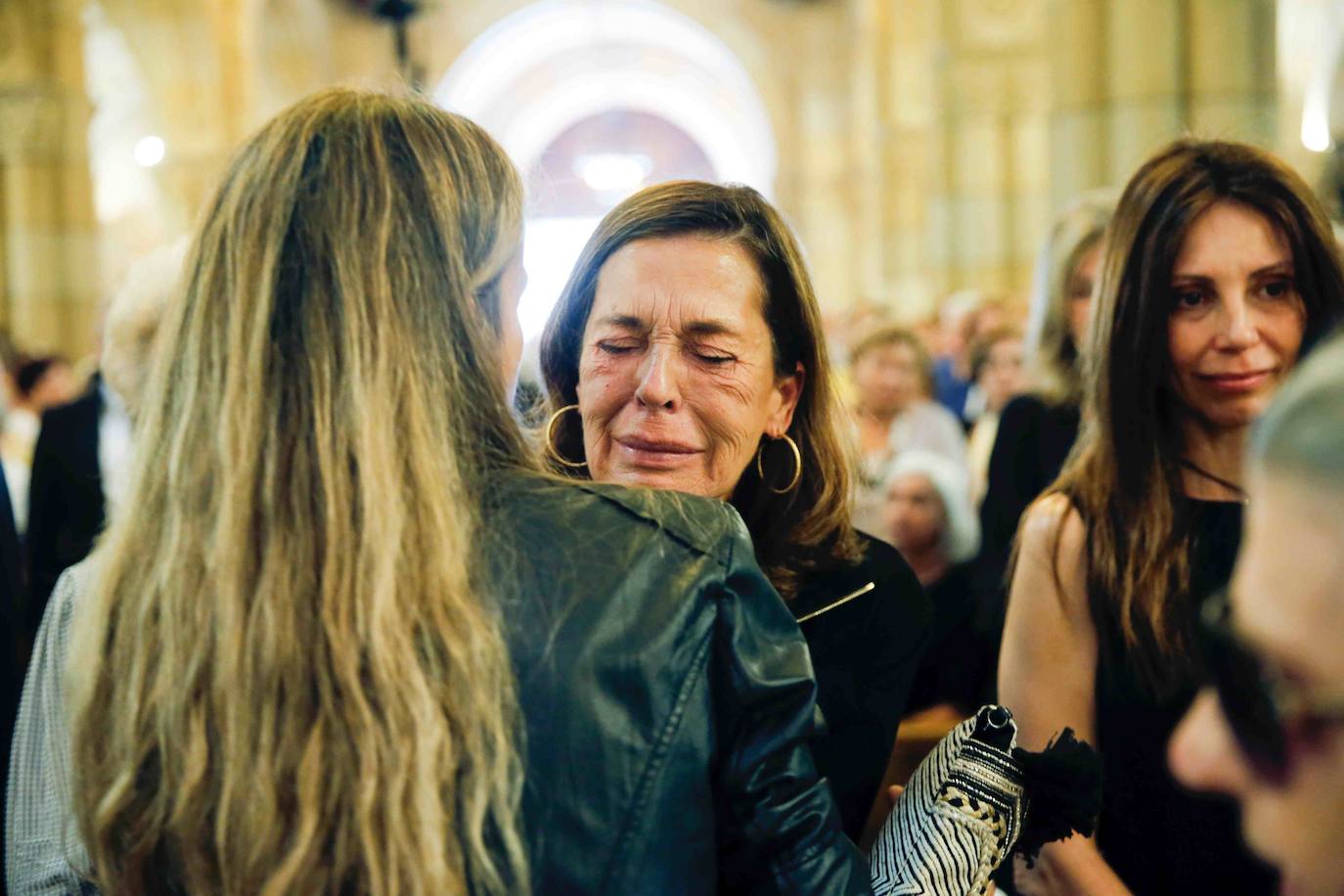 Numerosos representantes de la política y la cultura, así como centenares de amigos y seguidores del actor Arturo Fernández han arropado a su familia en el funeral que se oficia en la iglesia de San Pedro de Gijón, donde el féretro con los restos mortales del intérprete ha sido recibido entre aplausos.