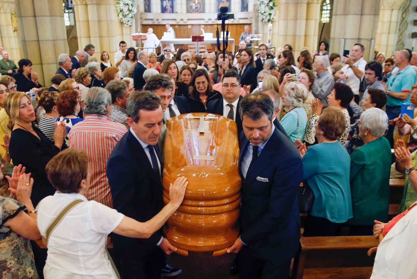 Numerosos representantes de la política y la cultura, así como centenares de amigos y seguidores del actor Arturo Fernández han arropado a su familia en el funeral que se oficia en la iglesia de San Pedro de Gijón, donde el féretro con los restos mortales del intérprete ha sido recibido entre aplausos.