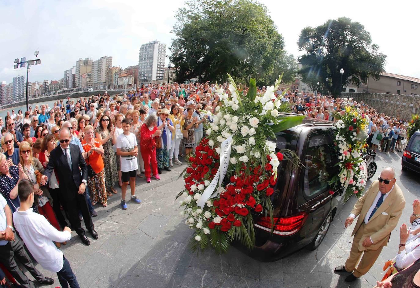 Numerosos representantes de la política y la cultura, así como centenares de amigos y seguidores del actor Arturo Fernández han arropado a su familia en el funeral que se oficia en la iglesia de San Pedro de Gijón, donde el féretro con los restos mortales del intérprete ha sido recibido entre aplausos.