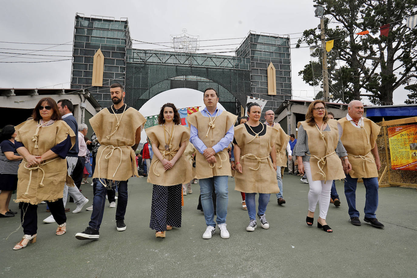 En la mañana de hoy domingo se rememora la parte histórica de esta fiesta, en la cual, en 1412, una representación de los vecinos, hidalgos y corporación caminaron en procesión hasta Oviedo en busca del perdón para eximirles de la Excomunión