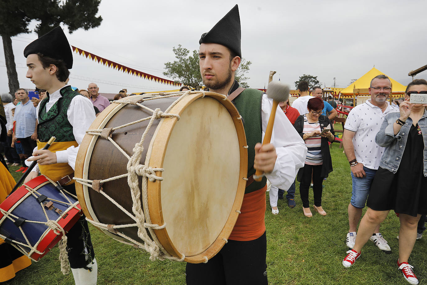 En la mañana de hoy domingo se rememora la parte histórica de esta fiesta, en la cual, en 1412, una representación de los vecinos, hidalgos y corporación caminaron en procesión hasta Oviedo en busca del perdón para eximirles de la Excomunión