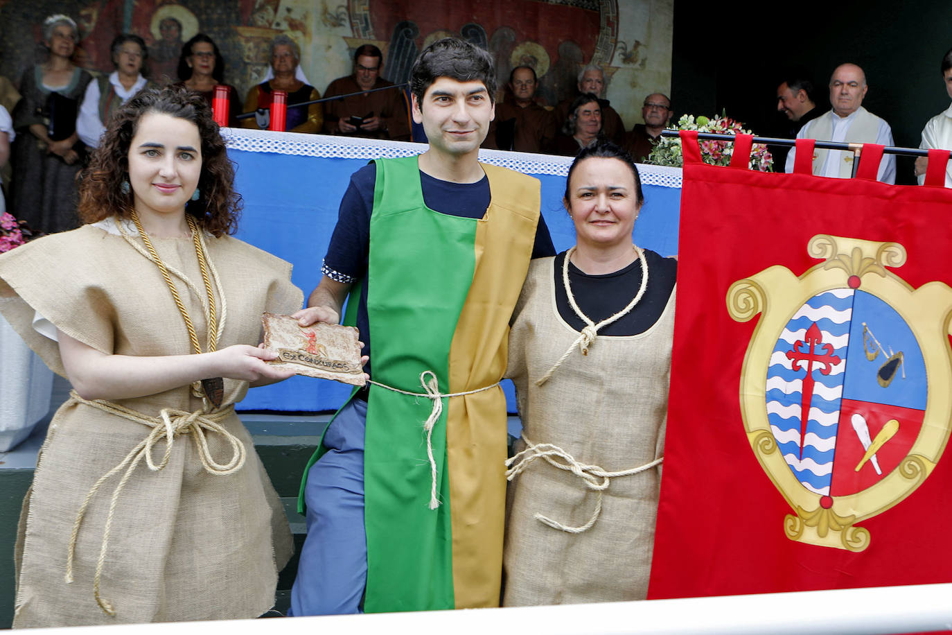 En la mañana de hoy domingo se rememora la parte histórica de esta fiesta, en la cual, en 1412, una representación de los vecinos, hidalgos y corporación caminaron en procesión hasta Oviedo en busca del perdón para eximirles de la Excomunión