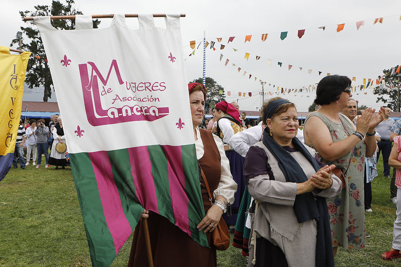 En la mañana de hoy domingo se rememora la parte histórica de esta fiesta, en la cual, en 1412, una representación de los vecinos, hidalgos y corporación caminaron en procesión hasta Oviedo en busca del perdón para eximirles de la Excomunión