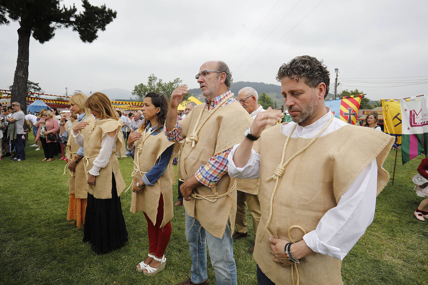 En la mañana de hoy domingo se rememora la parte histórica de esta fiesta, en la cual, en 1412, una representación de los vecinos, hidalgos y corporación caminaron en procesión hasta Oviedo en busca del perdón para eximirles de la Excomunión