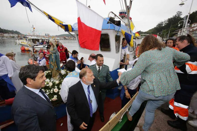 Medio centenar de embarcaciones se adentraron una milla en la mar para lanzar la corona en memoria por los marineros fallecidos