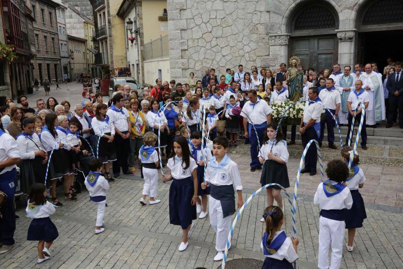 Medio centenar de embarcaciones se adentraron una milla en la mar para lanzar la corona en memoria por los marineros fallecidos