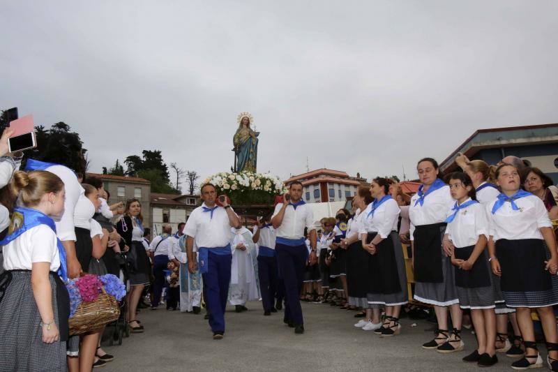 Medio centenar de embarcaciones se adentraron una milla en la mar para lanzar la corona en memoria por los marineros fallecidos