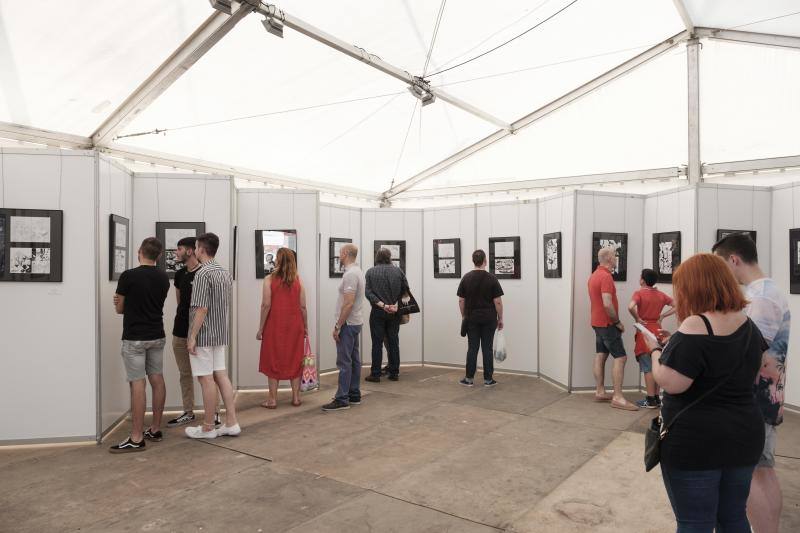 Los asistentes, como cada año, disfrutan de los puestos de comida, atracciones, lectura, exposiciones y un sinfín de iniciativas que hacen que esta sea una visita obligada edición tras edición.