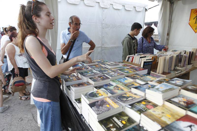 Los asistentes, como cada año, disfrutan de los puestos de comida, atracciones, lectura, exposiciones y un sinfín de iniciativas que hacen que esta sea una visita obligada edición tras edición.