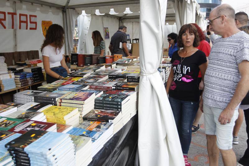 Los asistentes, como cada año, disfrutan de los puestos de comida, atracciones, lectura, exposiciones y un sinfín de iniciativas que hacen que esta sea una visita obligada edición tras edición.