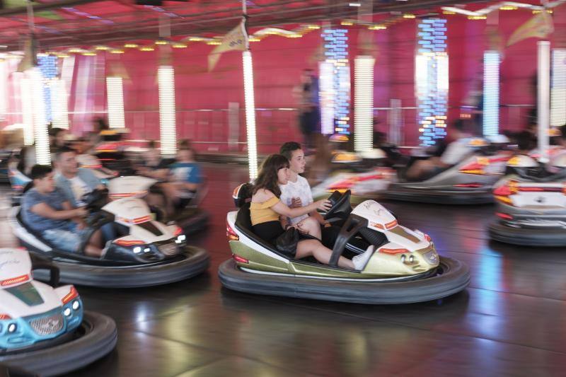 Los asistentes, como cada año, disfrutan de los puestos de comida, atracciones, lectura, exposiciones y un sinfín de iniciativas que hacen que esta sea una visita obligada edición tras edición.