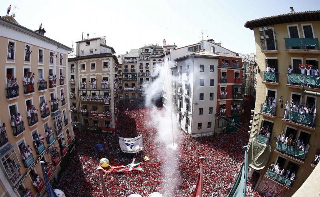 Lanzamiento del tradicional chupinazo, el sábado, la Plaza del Ayuntamiento de Pamplona.