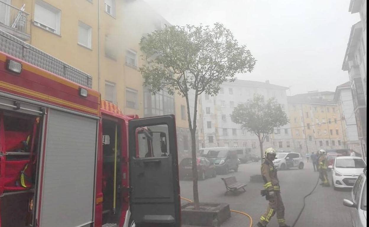 Personal de Bomberos de Oviedo en el lugar de uno de los incendios.